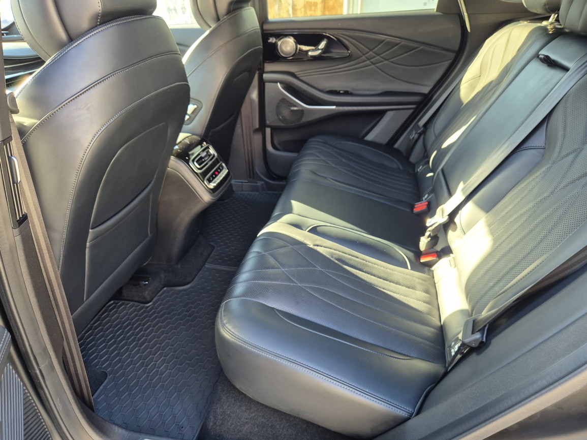 Omoda 9 SHS 9 PHEV [AWD] Premium - Obsidian Jade & Matt blac