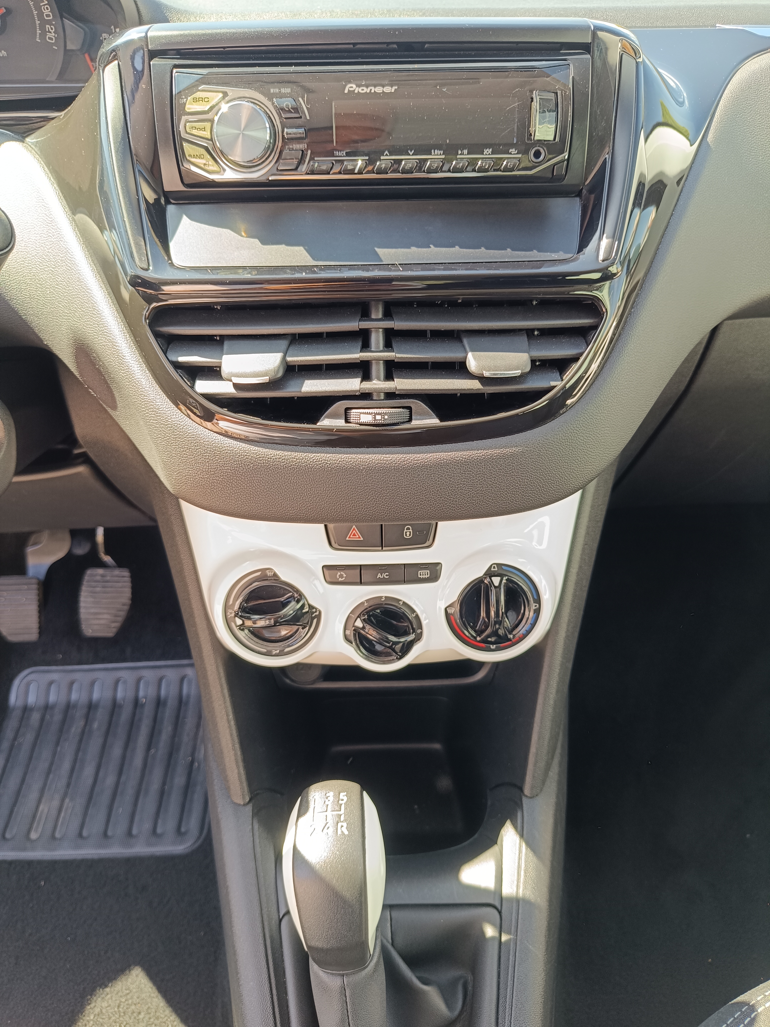 Peugeot 208 1,0i 50 kW r.v. 10/2014