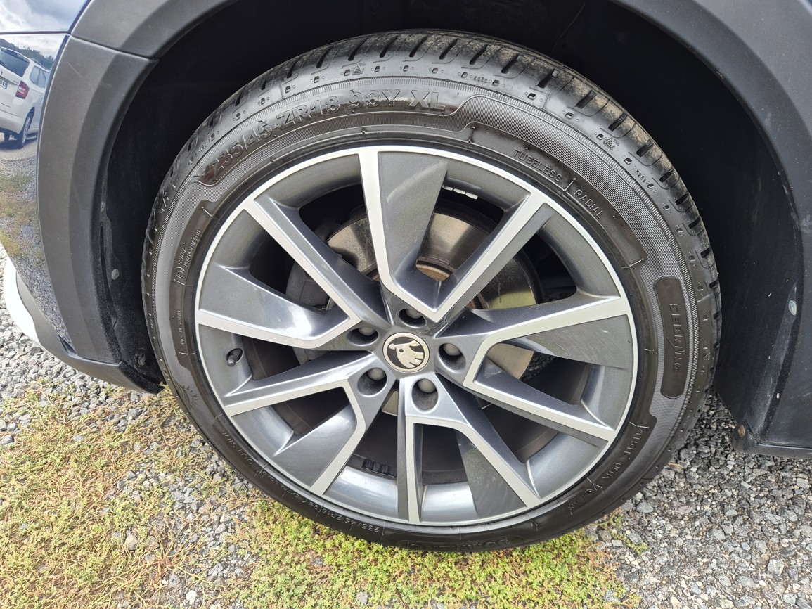 Škoda Superb Combi Scout  2.0 TDi 140 kW 4x4 DSG
