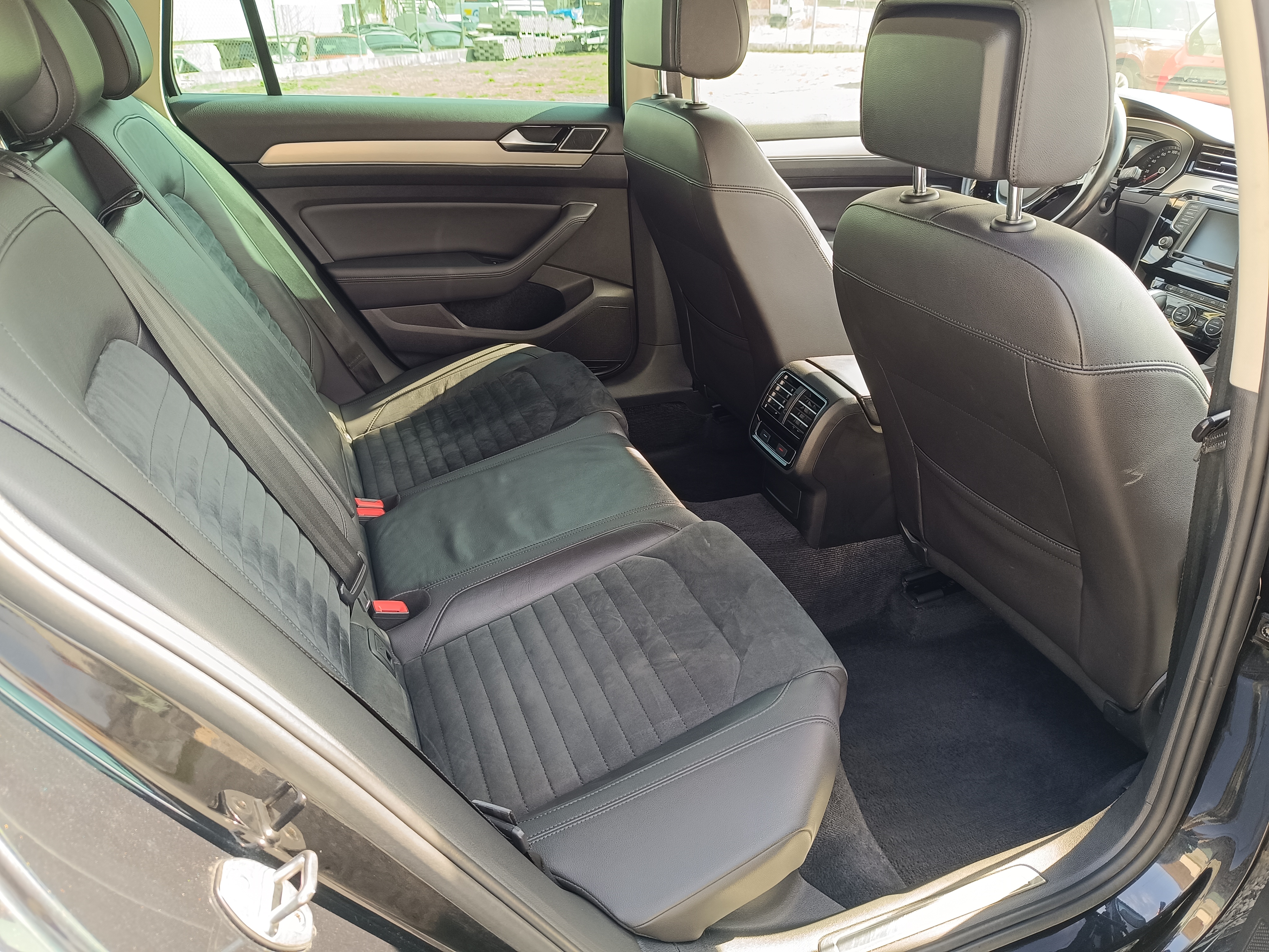 VW Passat Variant B8 2,0 TDi DSG 110 KW Highline, r.v. 2016