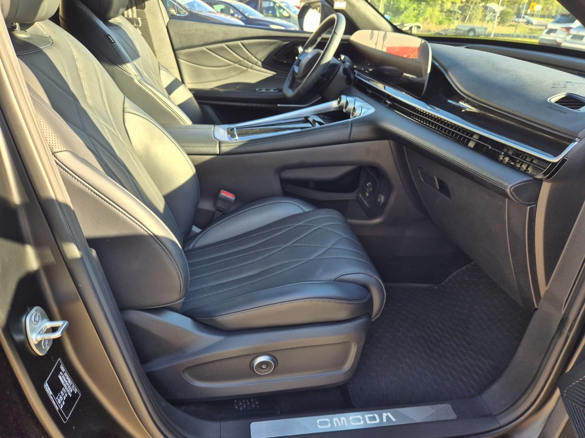 Omoda 9 SHS 9 PHEV [AWD] Premium - Obsidian Jade & Matt blac