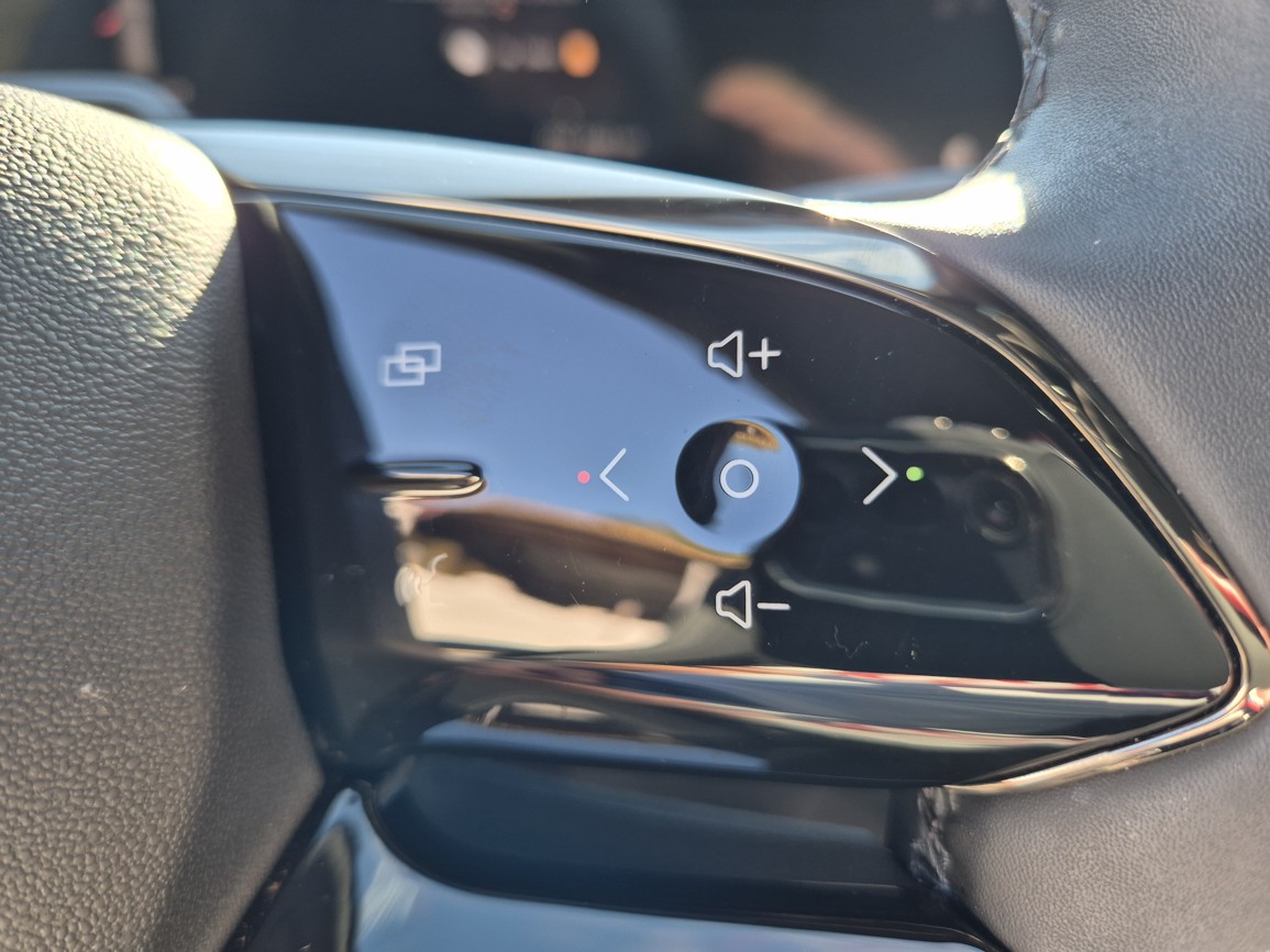 Omoda 9 SHS 9 PHEV [AWD] Premium - Obsidian Jade & Matt blac