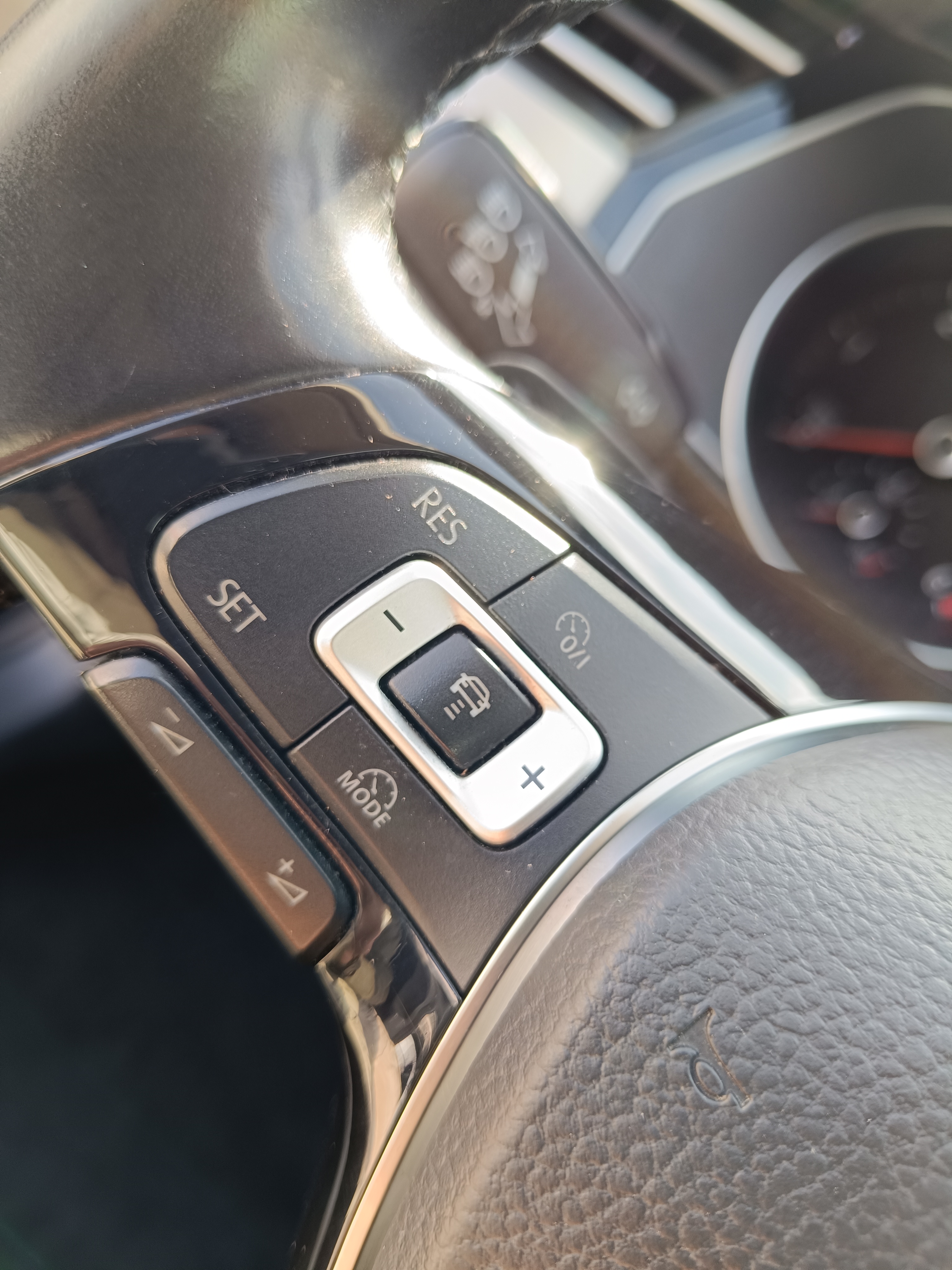 VW Passat Variant B8 2,0 TDi DSG 110 KW Highline, r.v. 2016