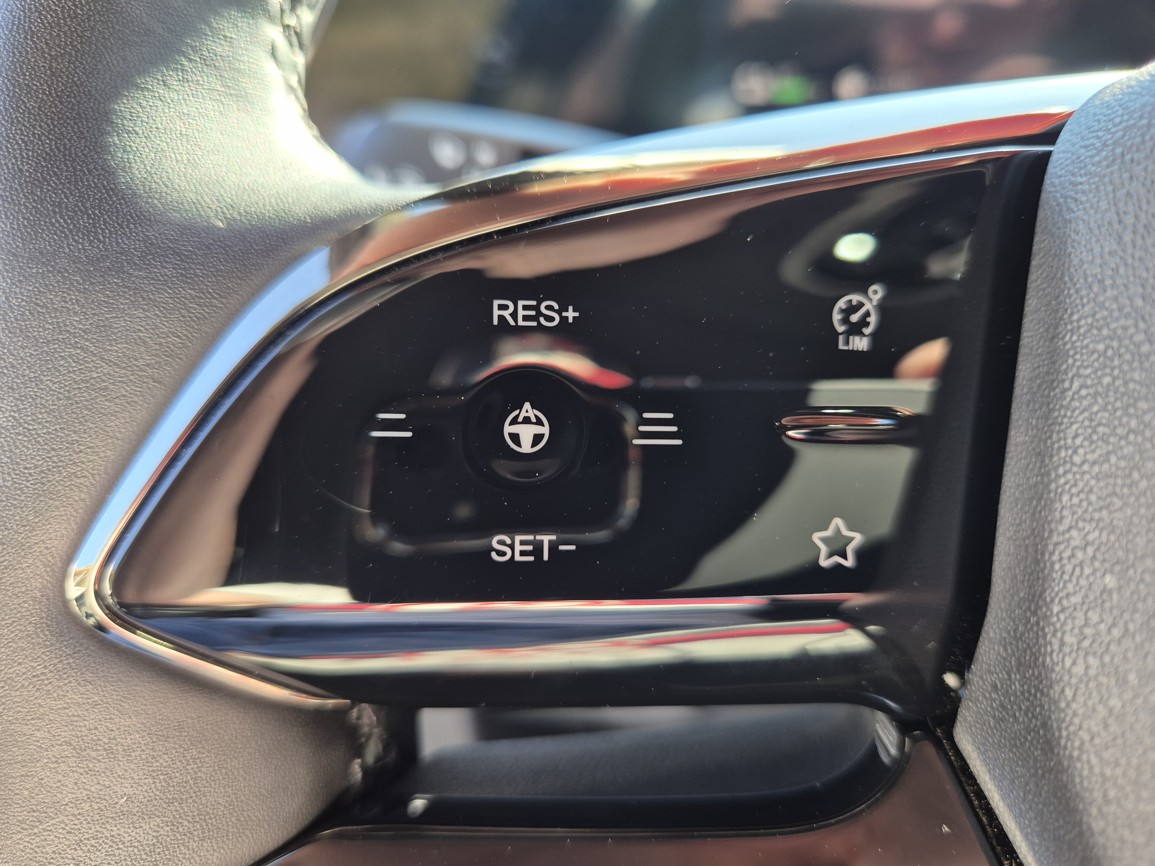 Omoda 9 SHS 9 PHEV [AWD] Premium - Obsidian Jade & Matt blac